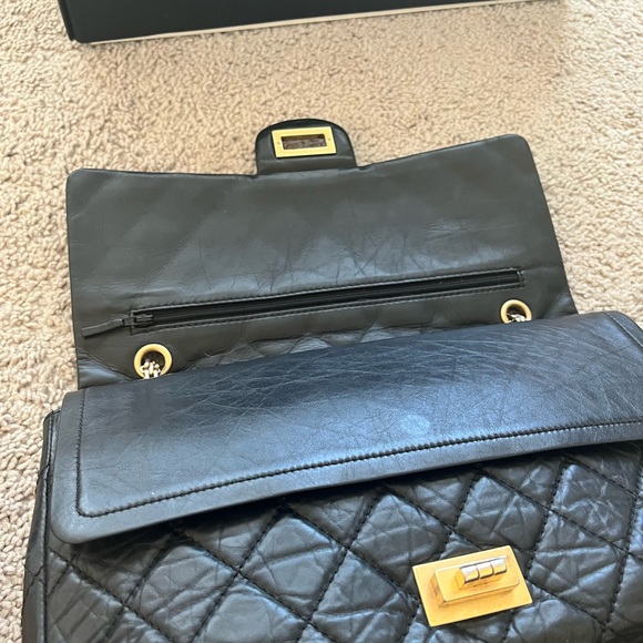Authentic vintage Chanel maxi reissue Aged Calfskin & Gold-Tone Metal
Black - Picture 8 of 9